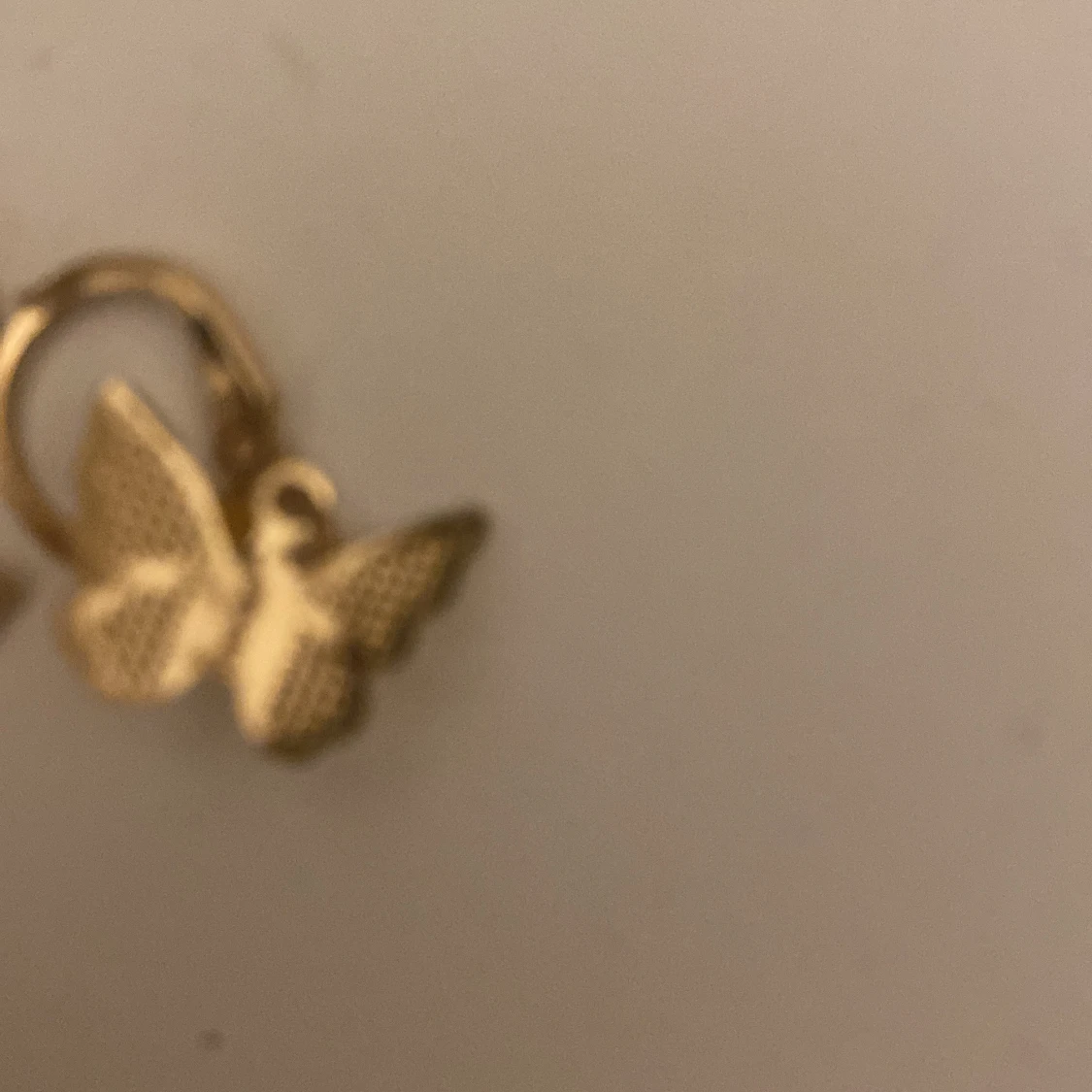 Guldiga örhängen med fjärilar - 2