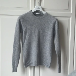 John Henric kashmir sweater - Riktigt snygg och skön ljus grå tröja från John Henric i storlek S. Har haft denna ett bra tag så den har krympt lite i tvätten men passar forfarande small. Nypris på denna ligger på hela 2599kr, mitt pris är 1399kr😄 Skriv i dm vid intresse eller frågor😀