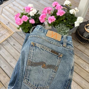 Nudie Jeans  - Tja tja! Säljer dessa feta blåa jeans från Nudie. Modellen heter steady eddie II och är regular fit. Perfekt för dig som vill sticka ut lite men har en basic stil! Skicket på dessa jeans är 8/10, använts en del av mig men inga defekter finns. Bara att skriva ifall intresserad!