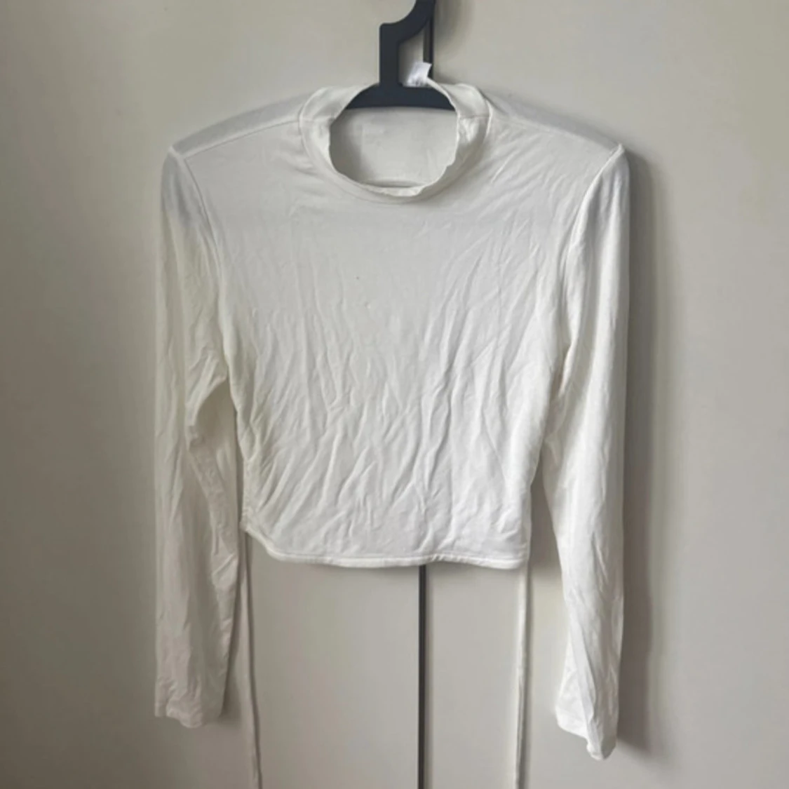 Vit croppad rygglös topp från H&M