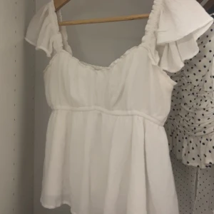 Hollister blus - Supersöt vit blus från hollister, använd fåtal gånger💕💕💕 köptes i marbella för nåt år sedan