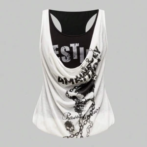 Vit och svart linnetopp med tryck - Cool linnetopp i vitt och svart med tryck av kedjor, dödskalle och text som 'Chase your goals'. Toppen har draperad framsida och sportig rygg. Perfekt för dig som gillar edgy streetstyle och vill sticka ut.
