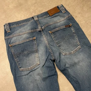 Nudie Jeans - Tjena! Säljer dessa sjukt snygga Nudie jeansen för ett grymt pris. Modellen heter thin finn och är Slimfit passform. Storlek : 32/32 || vid frågor / funderingar klicka ”kontakta” , allt gott! 