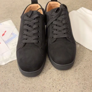 Loubs svarta utan taggar  - Säljer dessa helt nya svarta Loubs passar både till tjej o kill i storlek 39 helt nya medföljer kvitto och dustbag och kartong helt oanvända helt nya i förpackning 