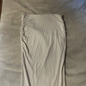 Lång kjol - en lång beige kjol från Gina tricot i deras soft couch kollektion. Väldigt bra att ha och passar till både stranden och ett resturang besök.