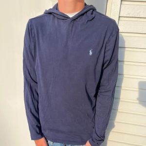 Ralph lauren hoodie - Tja! Säljer nu denna sjukt feta samt tunna Ralph lauren hoodie perfekt inför sommarn. Skick 8.5/10 ett pyttelitet ihop sytt hål som ej syns annars sjukt fin. Nypris låg runt 1600kr men säljs nu för endast 499kr. Hör av er vid frågor!
