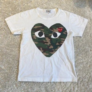 CDG t-shirt  - Tja, säljer denna eftertraktade cdg tisha med ett cammo hjärta. Tröjan är i stl S men skulle säga att den mer passar XS. Om ni har några andra frågor är det bara att fråga mig, jag svarar snabbt. (Priset går att pruta ner!!)