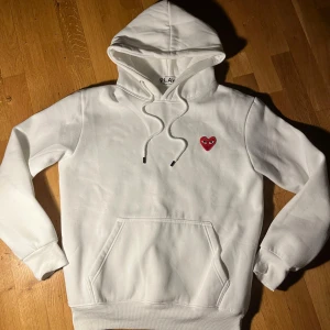 CDG Hoodie - Asfet hoodie från comme des garcons.🤩 Jättefint skick och knappt använd💯. Strl M, men liten i storleken. Hör av dig om du har frågor! 