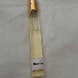 Strawberry Eclair parfym i glasflaska - Söt parfym med doft av jordgubbe, 10 ml från början. Tagit 5-6 test spray. Doftar gott men inget för mig.