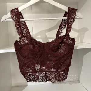 Vinröd spets topp - NA-KD one size (går att justera)  Skitsnygg och helt oanvänd med prislapp.