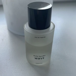Parfym - Wave parfym från Molly Sandén, luktar super gott. 50ml så ungefär 30ml kvar🩷
