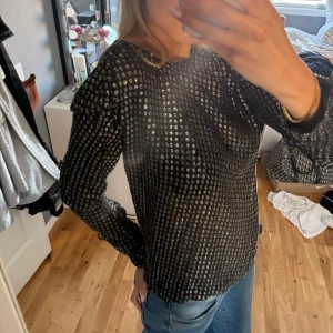 Svart glittrig tröja - Svart tröja med guld och silver prickar från & other stories i storlek 36✨