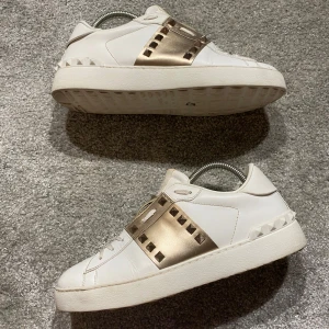 Valentino skor - Hej! Säljer nu mina skor från märket Valentino, storlek 39, bra skick, givetvis äkta. Tveka inte på att höra av dig om du har frågor eller funderingar kring skorna! 