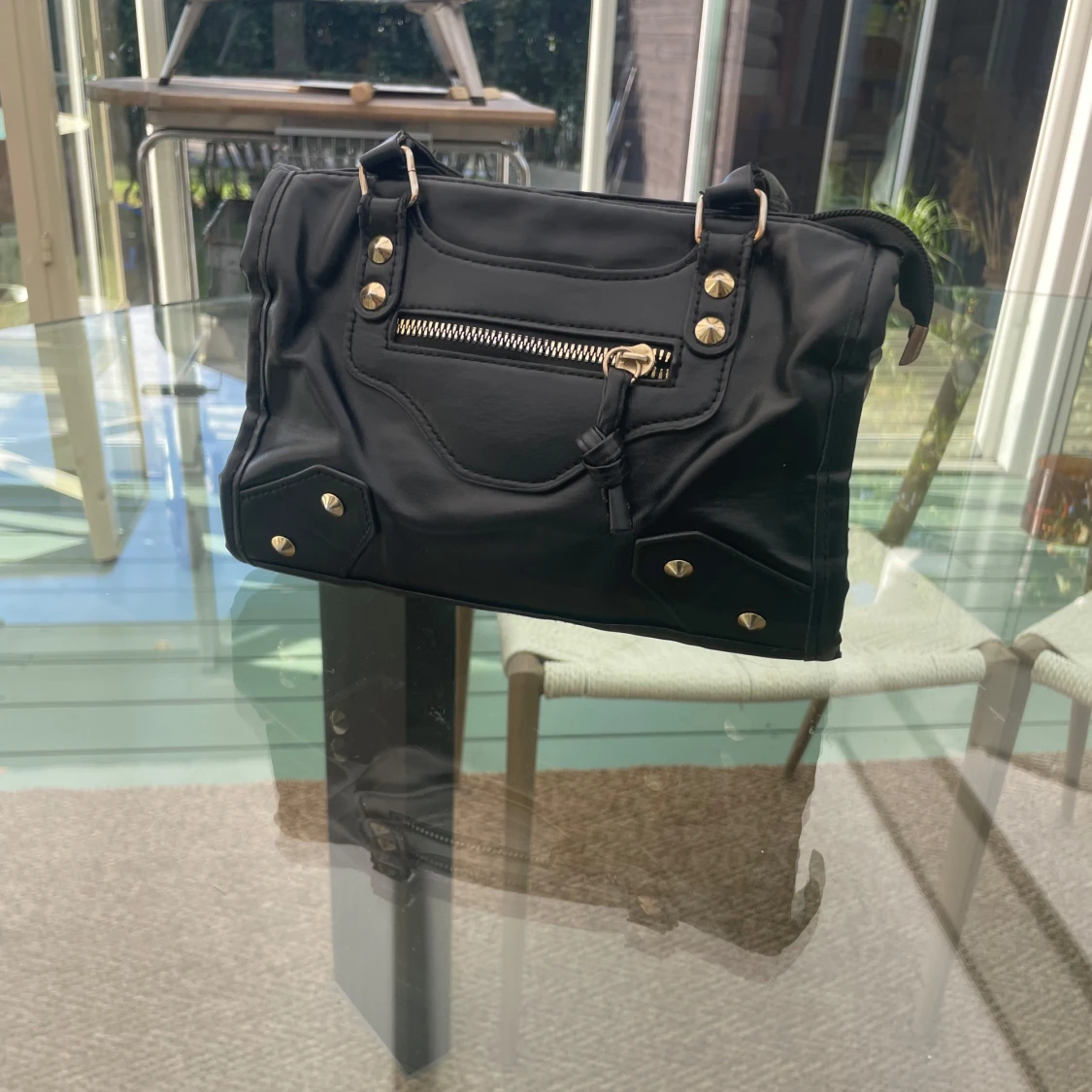 Svart handväska med nitar och dragkedja - 1