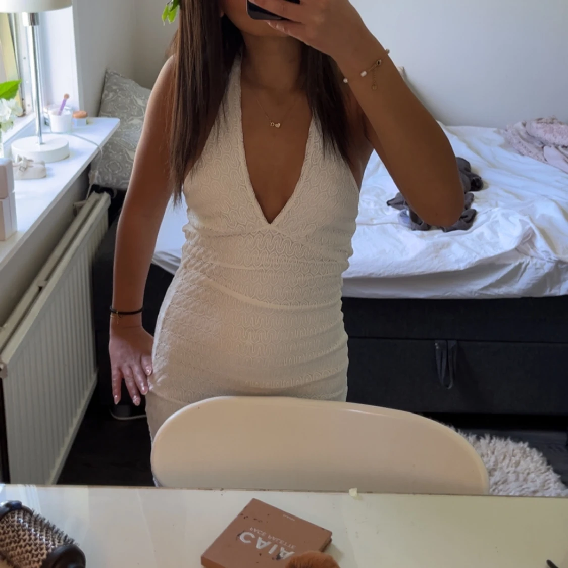 Vit kort klänning med v-ringning - 2