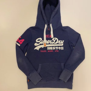 Superdry hoodie S - Marinblå Superdry hoodie //  Storlek S //  Mycket bra skick //  Skriv vid minsta fråga eller fundering💯🤝