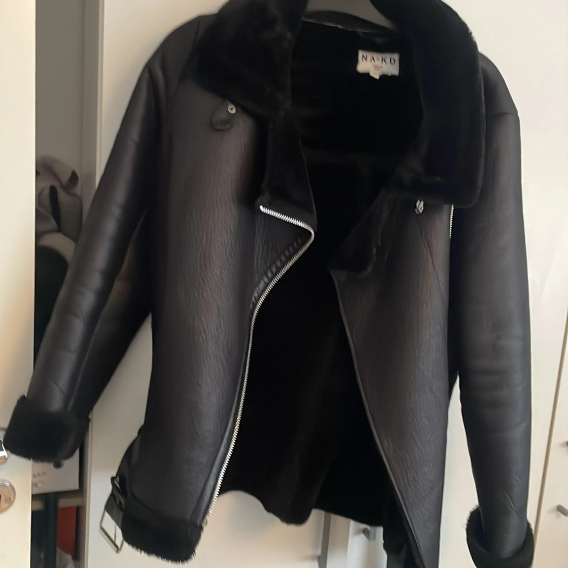 Svart pälsjacka från NA-KD med bälte - 3
