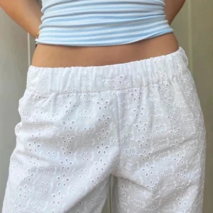 Broderie anglaise byxor 💕💕 - Jättefina Broderie Anglaise byxor i storlek S (passar även XS). Det finns även insydda vita undershorts. Byxorna är bara använda ett par fåtal gånger 💕💕 Priset går att förhandla!! 