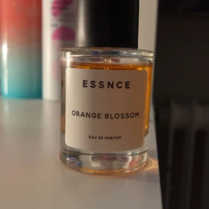 ESSNCE Orange Blossom parfym - Fräsch Eau de Parfum från ESSNCE med doft av orange blossom. Säljer denna parfym då doften inte var något för mig. Knappt använd! 