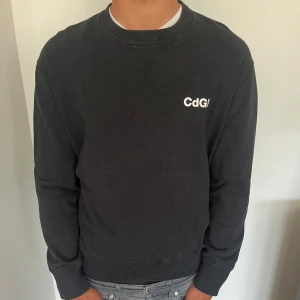 CDG tröja  - Säljer min sjukt snygga CDG tröja då den blivit lite liten och den används inte så mycket som den e värd. Köpt den helt ny, använd kanske 3 gånger max, alltså e tröjan helt ny typ. Skick 9,5-10 så det är väldigt värd att köpa 