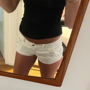 Vintage Lågmidjade shorts - Säljer då jag har för många liknande, använd fåtal gånger men i bra skick. Köpta för ≈ 1000 vintage Ralph lauren collab men säljer för 300. Storlek 34 men sitter även på 36. Perfekt inför sommaren ❤️🙏🏻