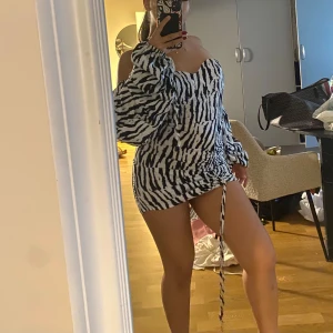 Zebra dress Prettylittlethings - Använt en gång