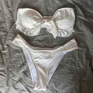 Vit bikini - Superfin vit bikini med bandeau-topp som har knyt framtill och volangdetaljer, samt matchande underdel. Båda delar är i storlek S. Den kommer från Shein. Har nästan aldrig använt den då den är lite stor på mig. 🤍