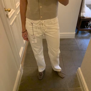 Zara jeans med knytning - Populära vita Zara jeans med knytning! Aldrig använda och därav i nytt skick! Nypris: 559 kr💓💓