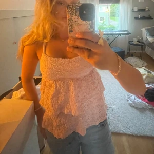 Ljusrosa volangig linnetopp - Supersöt ljusrosa linnetopp med smala axelband och volangig, rynkad struktur från Gina tricot!🩷helt ny, men drog bort lappen när jag fick den🩷pris kan diskuteras!