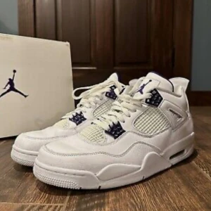 Nike Air Jordan 4 metallic purple - Nike Air Jordan 4 metallic purple strl 44. Perfekta för dig som vill sticka ut med en ikonisk sneaker.