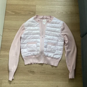 jacka - säljer den hära jätte fina rosa jackan från gina tricot då den inte kommer till användning använt den en gång annars helt ny❣️