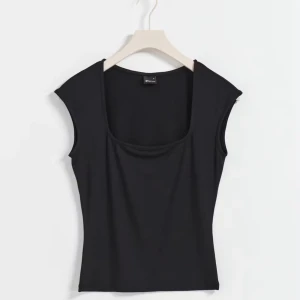 Svart topp - Jättefin svart topp som passar perfekt till sommarn. Använd fåtal gånger men ser ut som ny! Nypris 180kr. Om du har någon fundering eller bud så skriv privat! 🤩🙏🏻💘