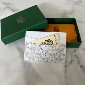 G vit mönstrad plånbok  - Plånbok med vit mönstring på. Perfekt för att hålla kort men samtidigt hålla hög standard och kvalité. Pris går att diskuteras// VTCLOSET