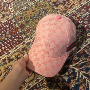 En fin rosa keps - Säljer en jätte fin rosa keps och den är helt nya, den kommer passa den outfit.😉