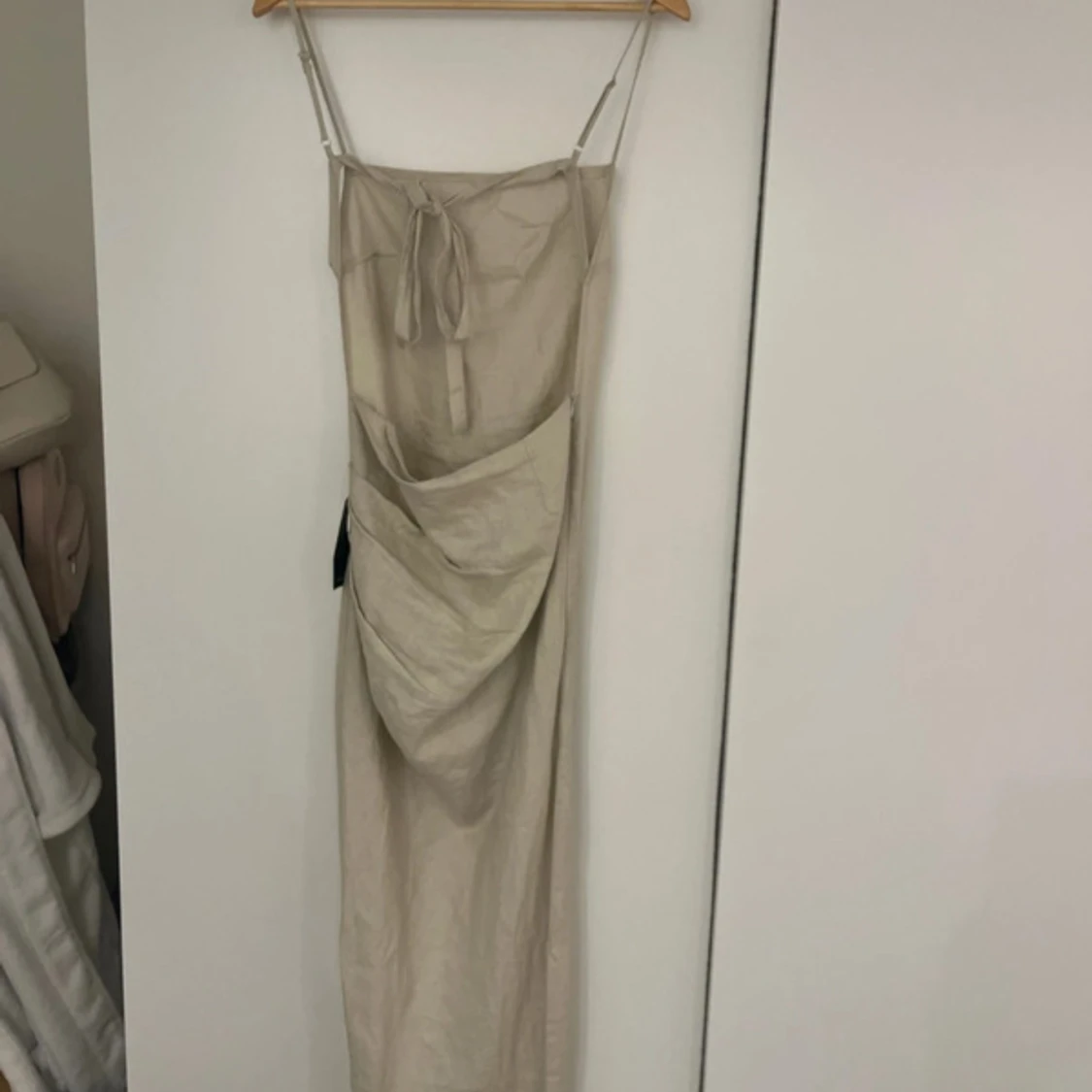 Beige långklänning i linne från NA-KD - 2