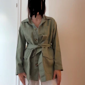 Khaki/grön jacka från Monki - Använd 1-2 gånger 