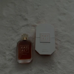Kayali Vanilla | 28 Eau de Parfum - Kayali Vanilla | 28 är en lyxig parfym med söt vaniljdoft. Flaskan är elegant, genomskinlig och har en guldig detalj vid halsen samt en kristalliknande kork. Kommer i en vit, stilren box med guldiga detaljer. Perfekt för dig som älskar varma, söta dofter. 100 ml 