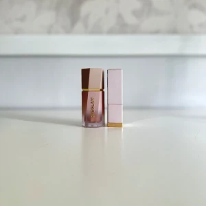 SHEGLAM sminkpaket - Liquid contouren/bronzern är aldrig använd utan har legat bland annat smink och läckt lite & läppstiftet är enbart swatchad på ren hand! Köptes för nypris 98kr! FÖRST TILL KVARN!
