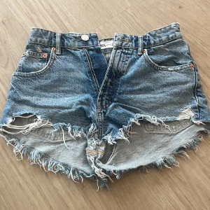 Zara jeansshorts - Säljer dessa snygga Zara shorts i storlek 36. 