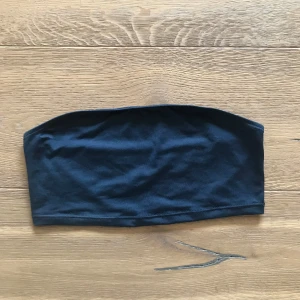 Kort topp i marinblå - Fin topp