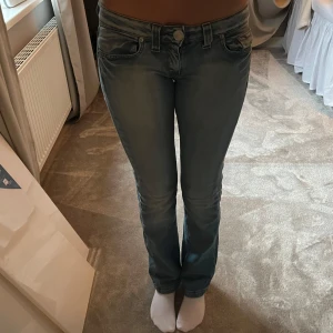 Blå jeans med broderad detalj - Snygga lågmidjade blå jeans från Cobra med broderade detaljer på bakfickorna. Innerbenslängd 84cm❤️
