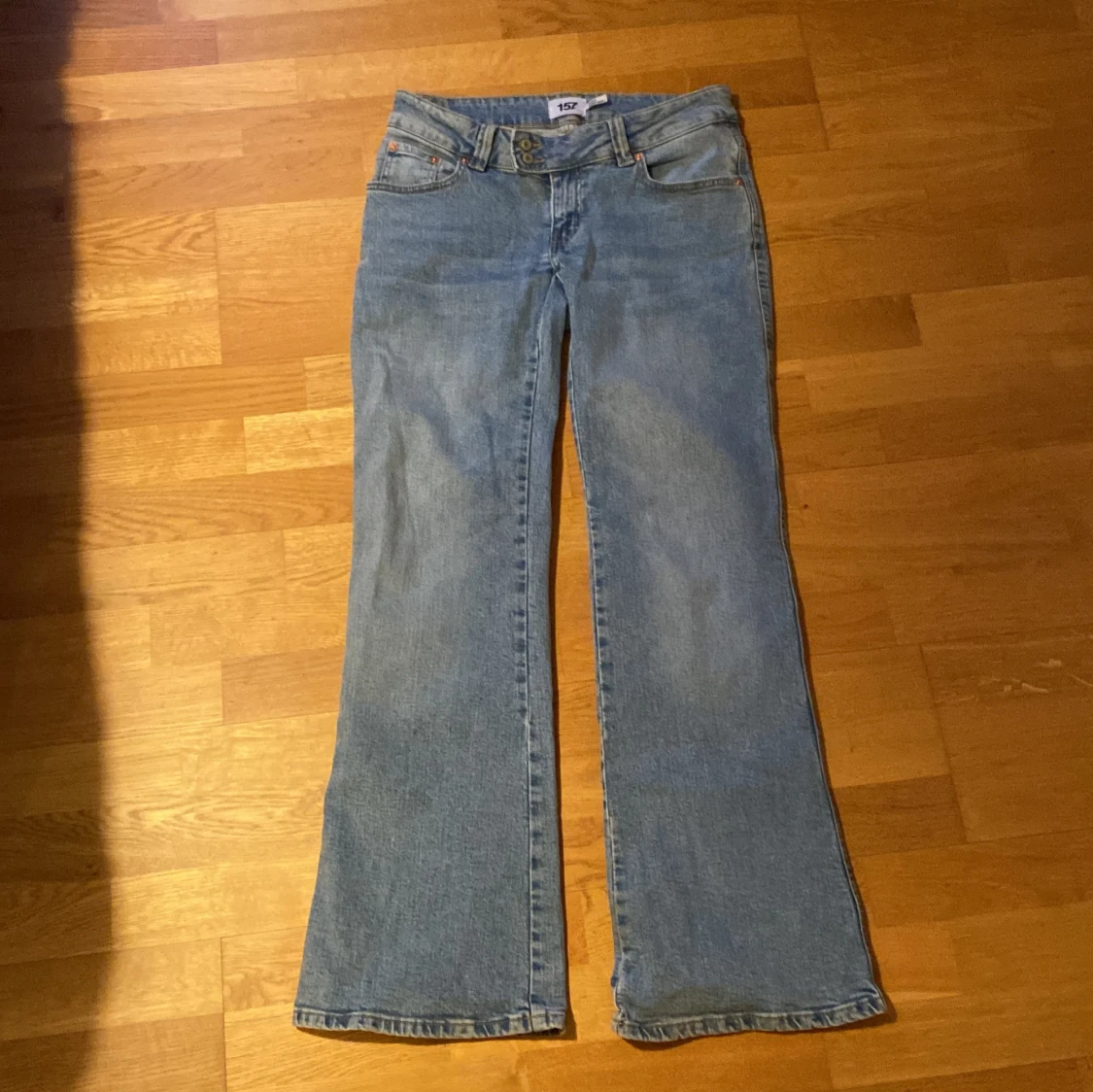 Blå bootcut jeans med broderade fickor