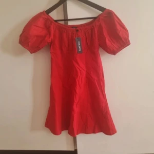 Röd klänning från Boohoo - Säljer denna snygg röda klänning. Perfekt sommarklänning🩷