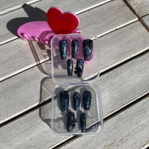 Press On Naglar - Glitter och rosetter, i storlek XS. Det du får med dig : * Fil och manikyr pinne * nagellim klistermärke * 2 lappar av rengöring för naglar.