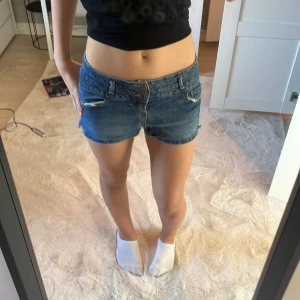 Blå jeansshorts från Blue Spice - Säljer ett par snygga blå jeansshorts från Blue Spice. De är lågmidjade med en klassisk femficksdesign och knappstängning. Perfekta för sommardagar och ger en avslappnad look. 🩳💙