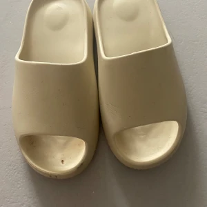 Beige sandaler - Säljer ett par stilrena beige sandaler med öppen tå. Perfekta d en avslappnad look under varma dagar. De har en enkel och modern design som passar till det mesta.