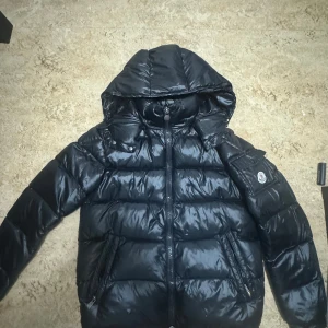 Moncler maya - En maya i bra skick, finns 2 minimala hål vid vänster ficka, strl 1, pris kan diskuteras!!!!