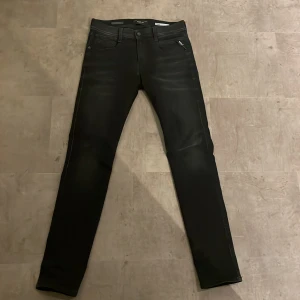 Replay anbass hyperflex 30/32 - Replay anbass hyperflex stl 30/32 nästintill oanvända. Skick 10/10 nypris 1700kr, Skriv gärna om det finns funderingar eller frågor!