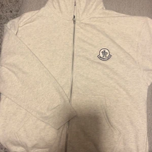 Grå hoodie från Moncler - Säljer en stilren grå hoodie från Moncler. Helt ny skriv till mig för fler bilder eller frågor
