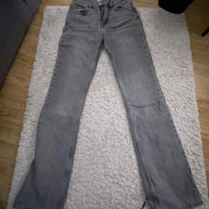 Säljer ett par gråa mid waist jeans från gina tricot i storlek 34. I hyfsat bra skick. Finns små tecken på användning men inte trasiga. Modellen är bootcut 